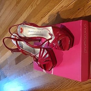 Promiscuous platform sandal